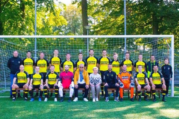 Het elftal van SVM Munstergeleen in het tenue van Riet Quaden Makelaars